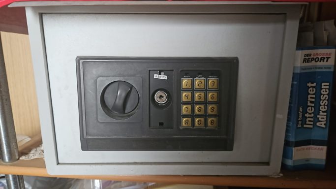 Tresor Heilbronn Ein grauer Tresor mit einem Zahlenschloss und einem drehbaren Schlüssel.