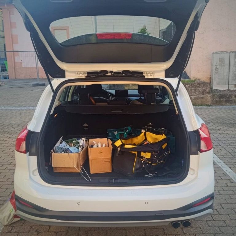 Schlüsseldienst Böblingen Offenes Auto mit Kofferraum voller Werkzeuge und Kisten.