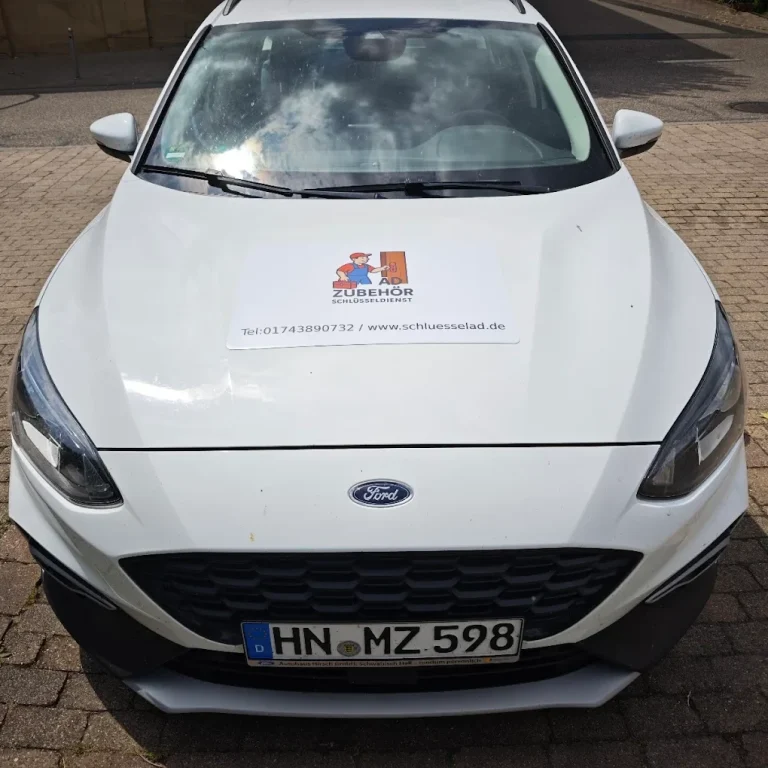Schlüsseldienst Heilbronn Weißer Ford mit Aufkleber auf der Motorhaube, Kennzeichen HN-MZ 598.